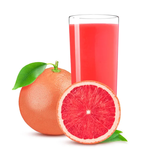 Απομονωμένη ποτό. Ποτήρι χυμό και κομμένα ροζ γκρέιπφρουτ που απομονώνονται σε λευκό φόντο — Φωτογραφία Αρχείου