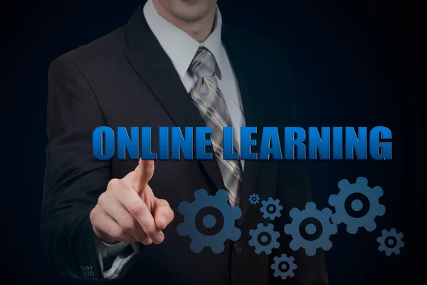 Hombre de negocios utilizando la tableta moderna PC y presionando icono de aprendizaje en línea en la pantalla virtual . — Foto de Stock