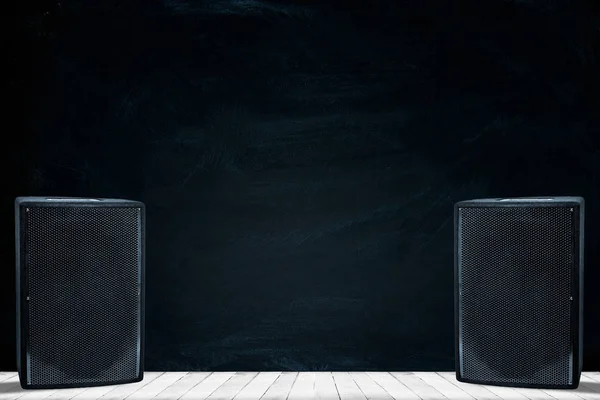 Grandes altavoces negros sobre fondo de madera con espacio para la escritura de texto — Foto de Stock