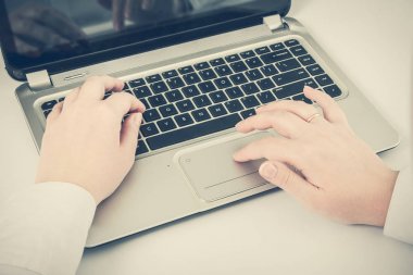 Tipik bir kadın ofis elleri. Yukarıdan görüntülemek