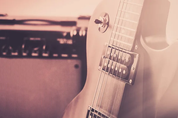 红色电吉他和经典放大器在灰色的背景上 — 图库照片