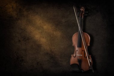 Enstrüman keman ve orkestra koyu arka plan üzerinde. Yazıt için bir yer