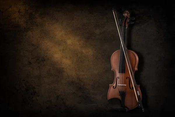 为小提琴和管弦乐队在深色背景上的仪器。题词的地方 — 图库照片