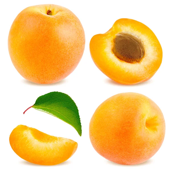 Alperce isolado. Frutas frescas de damasco cortadas isoladas sobre fundo branco, com recorte — Fotografia de Stock