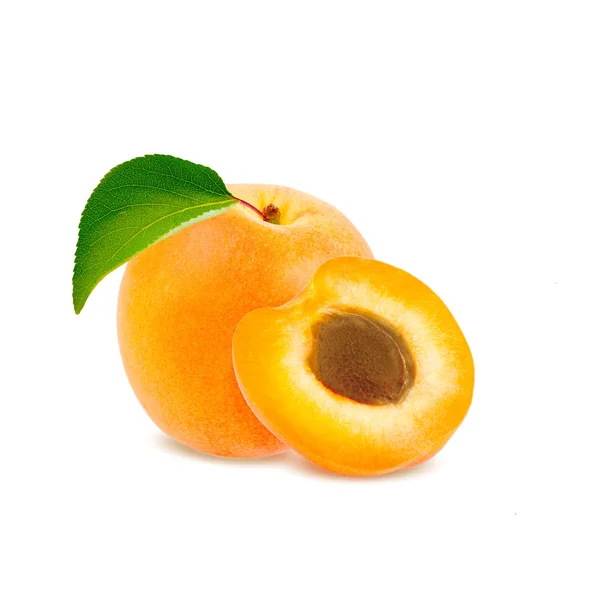 Abricot isolé. Fruits d'abricot frais coupés isolés sur fond blanc, avec chemin de coupe — Photo