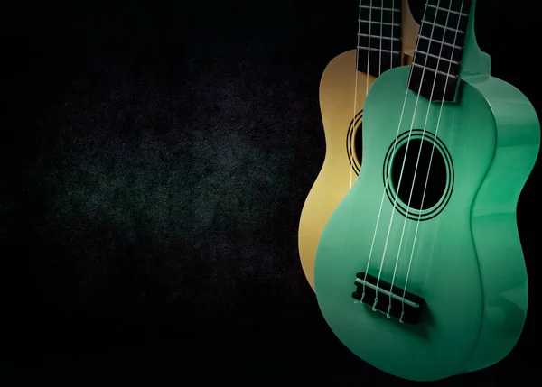 Partie d'une guitare acoustique sur fond noir — Photo