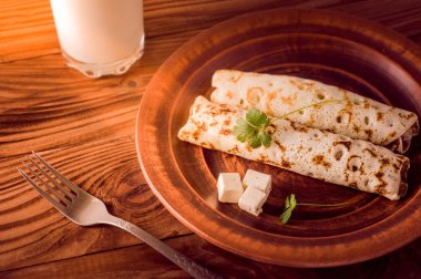 İnce krep doldurma ve otlar peynir dilimleri ile. Sabah güneş ışınlarının. Kahvaltı