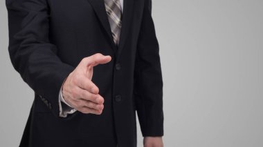 Elini ortağına el sıkışma için veren işadamı