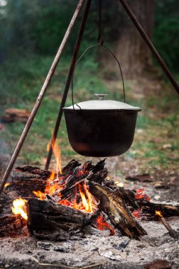 Şenlik tencereye hiking. Dağlarda çadır ile seyahat