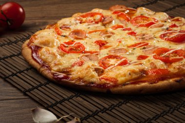 Tahta masada servis edilen lezzetli taze pizza.