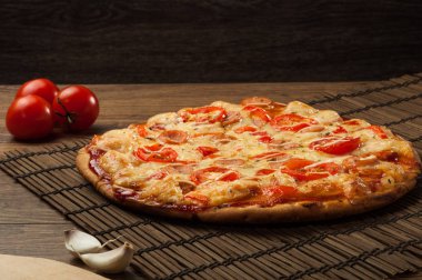 Tahta masada servis edilen lezzetli taze pizza.