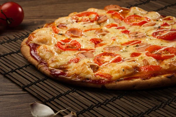 Tahta masada servis edilen lezzetli taze pizza.