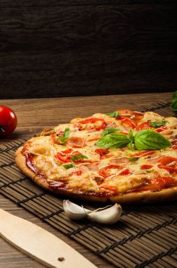 Tahta masada servis edilen lezzetli taze pizza.