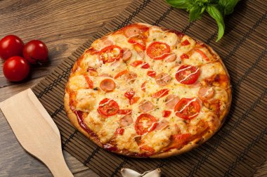 Tahta masada servis edilen lezzetli taze pizza.