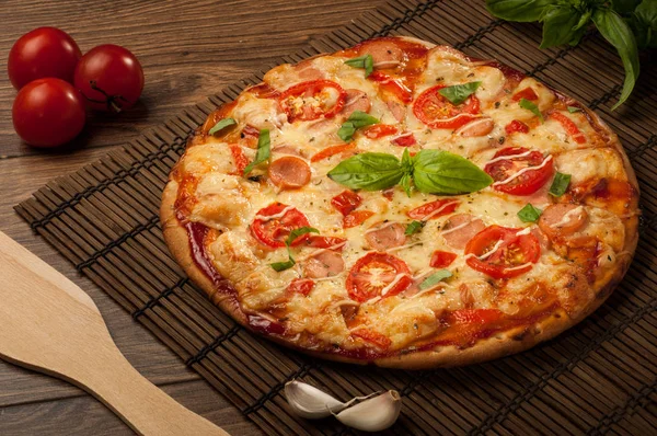 Tahta masada servis edilen lezzetli taze pizza.