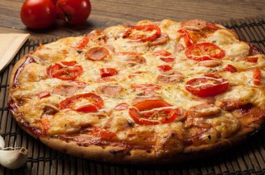 Tahta masada servis edilen lezzetli taze pizza.