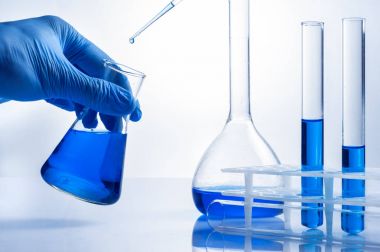 Analistlerin laboratuvar deney şişesi, plastik eldiven..