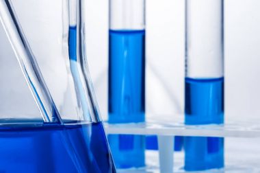 Bilim laboratuvar test tüpleri, ekipman mavi sıvı kristal ile