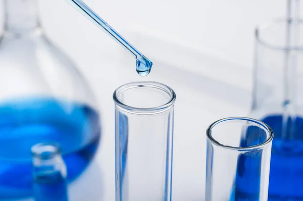 Tubos de ensayo de laboratorio de ciencia, equipo lleno de líquido azul — Foto de Stock