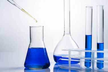 Bilim laboratuvar test tüpleri, ekipman mavi sıvı kristal ile