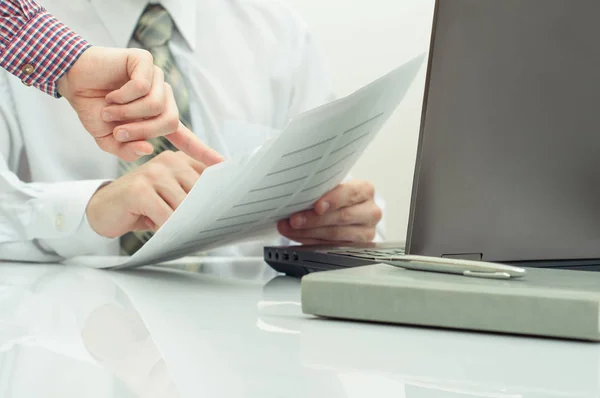 Processo de trabalho em equipe, empresários mãos apontando para laptop e documento durante a explicação de novos dados do projeto de plano na reunião . — Fotografia de Stock