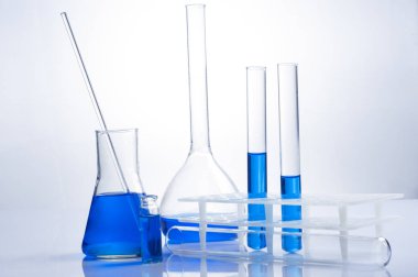 Bilim laboratuvar test tüpleri, ekipman mavi sıvı kristal ile