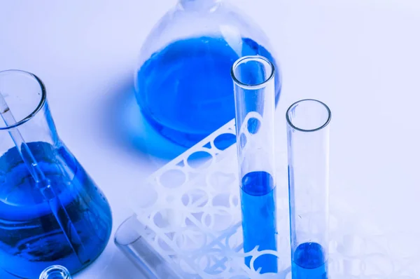 Tudományos laboratóriumi vizsgálati csövek, tele van kék folyadék berendezést — Stock Fotó