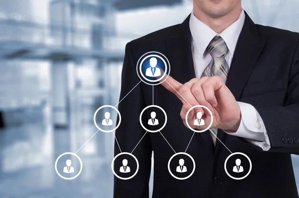 Human Resources bedrijfsconcept. Zakenman persen hr pictogram op virtueel scherm — Stockfoto