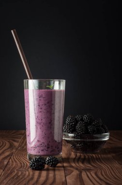 Serisi BlackBerry jogurt güler yüzlü cam ve taze çilek