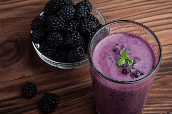 黑莓 jogurt 冰沙在玻璃和新鲜浆果系列 — 图库照片
