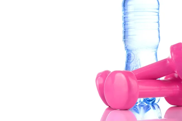 Fitnes símbolos - Mancuernas de color rosa, una botella de agua y una toalla. El concepto de un estilo de vida saludable — Foto de Stock