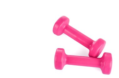 İki dambıl beyaz arkaplanda izole edilmiş.