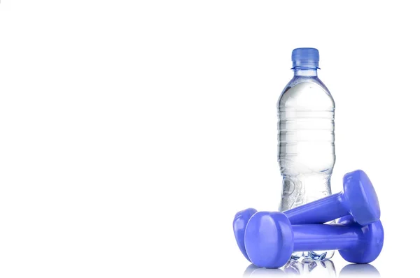 Fitnes símbolos - mancuernas azules, una botella de agua y una toalla. El concepto de un estilo de vida saludable — Foto de Stock