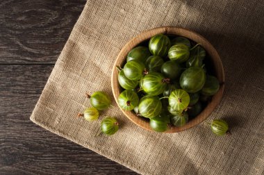 Bektaşi üzümü güler yüzlü bir kavanoza kahverengi bir tablo