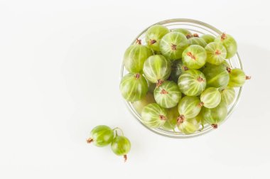 Bektaşi üzümü yüzlü beyaz bir tabloda bir kavanoz içinde