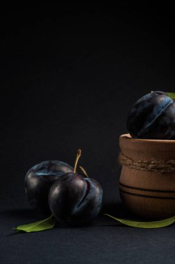 Bahçe Erik taş masada kase. Kopya alanı ile göster