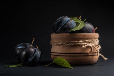 Bahçe Erik taş masada kase. Kopya alanı ile göster