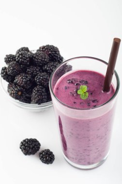 Serisi BlackBerry jogurt güler yüzlü cam ve taze çilek