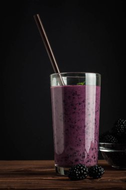 Serisi BlackBerry jogurt güler yüzlü cam ve taze çilek