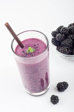 Serisi BlackBerry jogurt güler yüzlü cam ve taze çilek