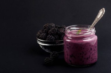 Serisi BlackBerry yoğurt yüzlü cam ve taze çilek