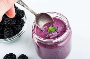 Serisi BlackBerry yoğurt yüzlü cam ve taze çilek