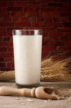 Taze süt ürünleri ve buğday rustik ahşap zemin üzerinde. Organik tarım süt kavramı