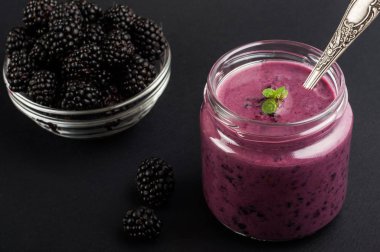 Serisi BlackBerry yoğurt yüzlü cam ve taze çilek