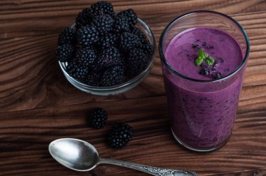 Serisi BlackBerry jogurt güler yüzlü cam ve taze çilek