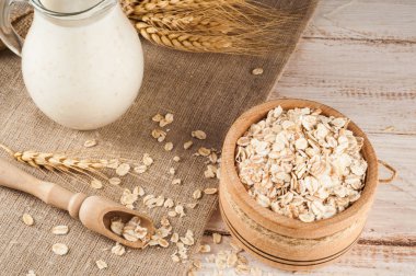 Taze süt ürünleri ve buğday rustik ahşap zemin üzerinde. Organik tarım süt kavramı