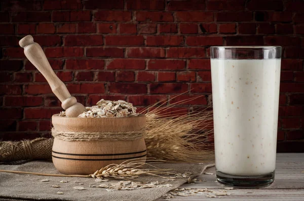 Φρέσκα γαλακτοκομικά προϊόντα και το σιτάρι σε ρουστίκ ξύλινα φόντο. Έννοια γαλακτοκομικών προϊόντων βιολογικής γεωργίας — Φωτογραφία Αρχείου