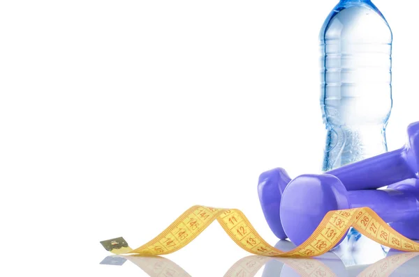 Fitnes símbolos - mancuernas azules, una botella de agua y una toalla. El concepto de un estilo de vida saludable — Foto de Stock