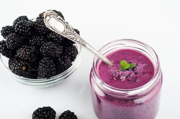 Serisi BlackBerry yoğurt yüzlü cam ve taze çilek