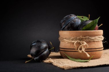 Bahçe Erik taş masada kase. Kopya alanı ile göster